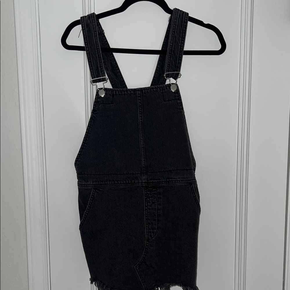 FREE PEOPLE BLACK DENIM OVERALL MINI DRESS 🖤🩶🤍. SIZE 6